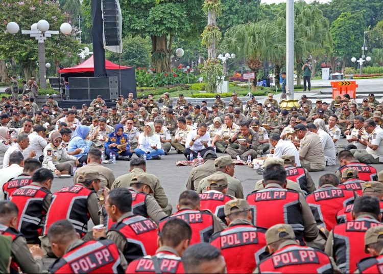 Bersama personel Satpol PP dan Dinas Pemadam Kebakaran dan Penyelamatan, Wali Kota Surabaya Eri Cahyadi sarapan lesehan di halaman Balai Kota.