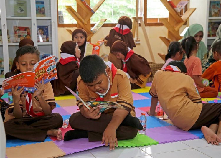 Sudut baca di Balai RW 7, Kelurahan Karah, Kecamatan Jambangan, Surabaya.