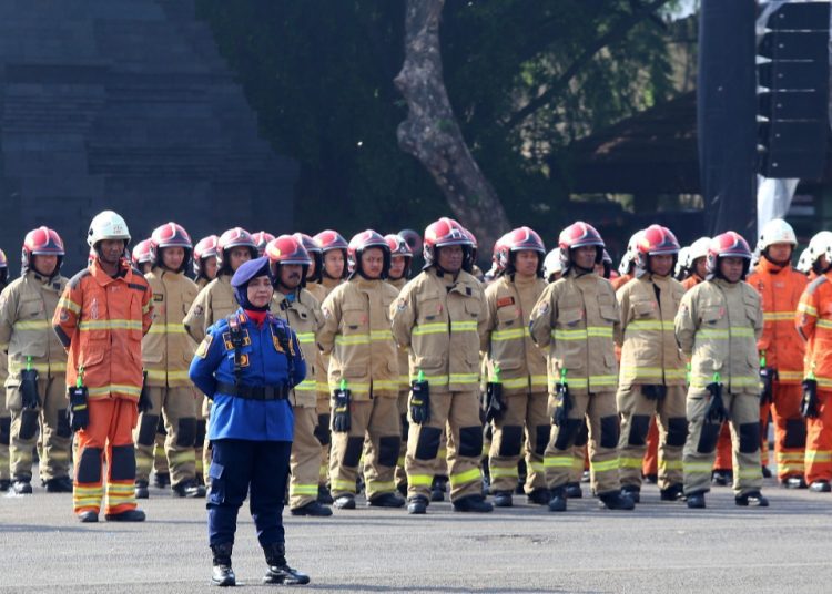 Foto ilustrasi, para personel Dinas Pemadam Kebakaran dan Penyelamatan dalam upacara HUT Satpol PP dan DPKP di halaman Balai Kota Surabaya.
