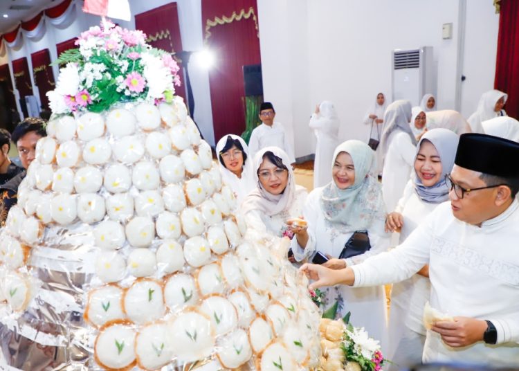 Pj Gubernur Jawa Timur Adhy Karyono saat Megengan di gedung Negara Grahadi Surabaya.