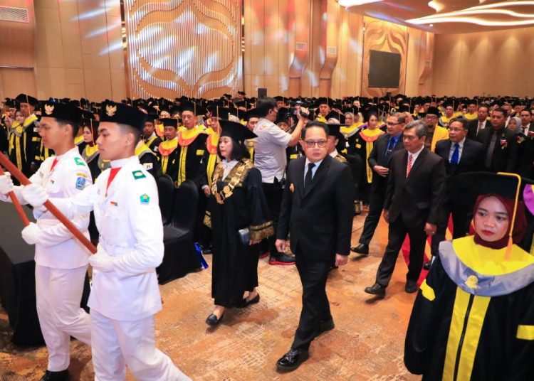 Pj Gubernur Jawa Timur Adhy Karyono saat menghadiri wisuda Universitas Terbuka Malang Program Sarjana dan Diploma Periode I Tahun Akademik 2023/2024.