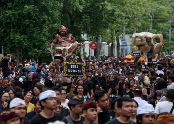 Pawai seni ogoh-ogoh di Taman Surya menyambut Hari Raya Nyepi.