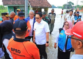 Pj Gubernur Jawa Timur Adhy Karyono saat meninjau salah satu wilayah yang dilanda banjir.