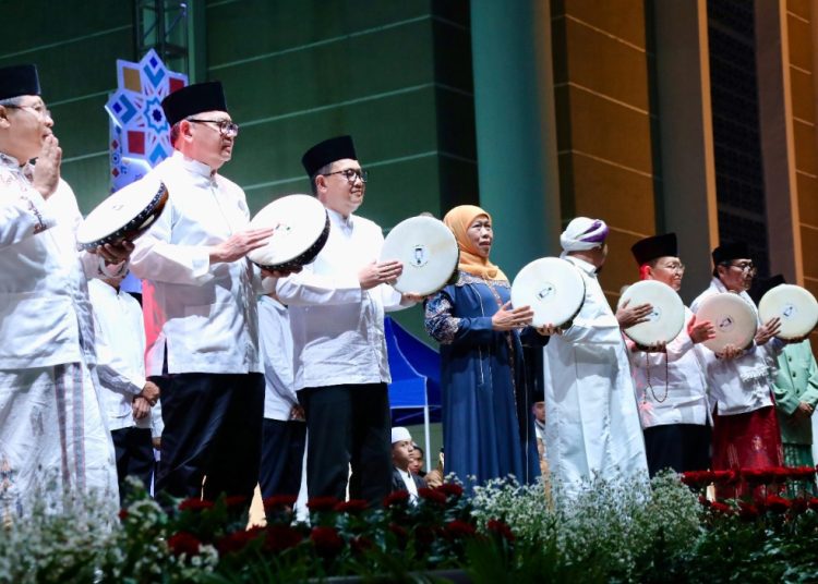 Pj Gubernur Jawa Timur Adhy Karyono pada pembukaan  Gebyar Sholawat dan Launching Ramadan Generasi Z Islami 1445 H di Masjid Nasional Al Akbar, Surabaya.