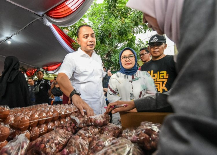 Wali Kota Surabaya Eri Cahyadi bersama Ketua TP PKK Surabaya Rini Indriyani di sela pembukaan pasar murah di rusun Penjaringansari.