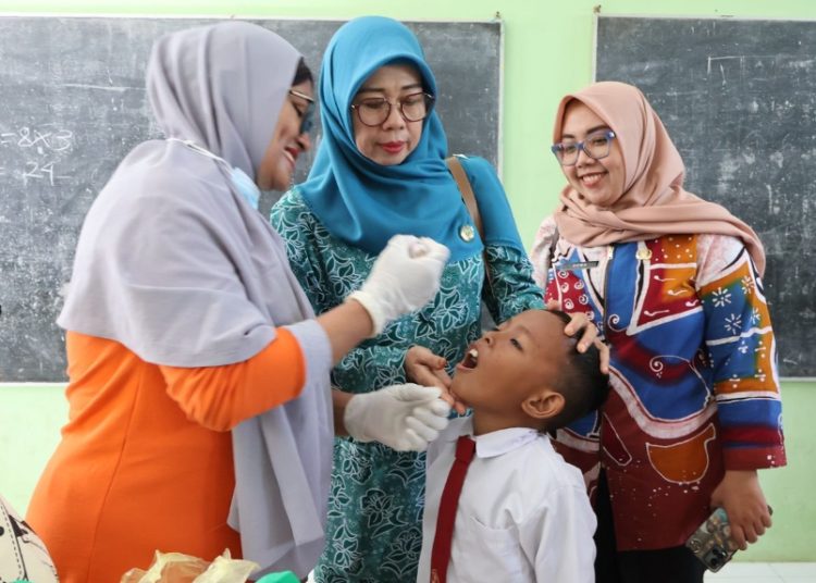 Salah satu pelaksanaan imunisasi polio dalam sub Pekan Imunisasi Nasional (PIN) Polio putaran kedua