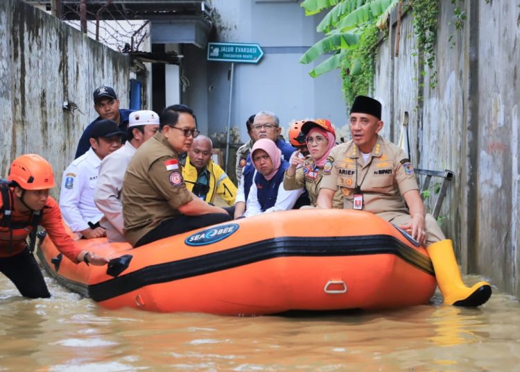 Pj Gubernur Jatim Adhy Karyono menaiki perahu karet meninjau lokasi terdampak banjir di Desa Kauman, Kecamatan Blega, Kabupaten Bangkalan.