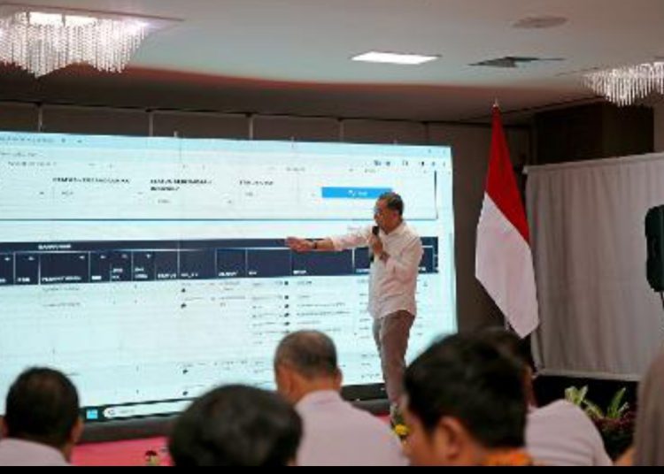 Wali Kota Surabaya Eri Cahyadi saat Regsosek), dan pelatihan aplikasi Sistem Perencanaan Pembangunan Berbasis Data Regsosek Terpadu.