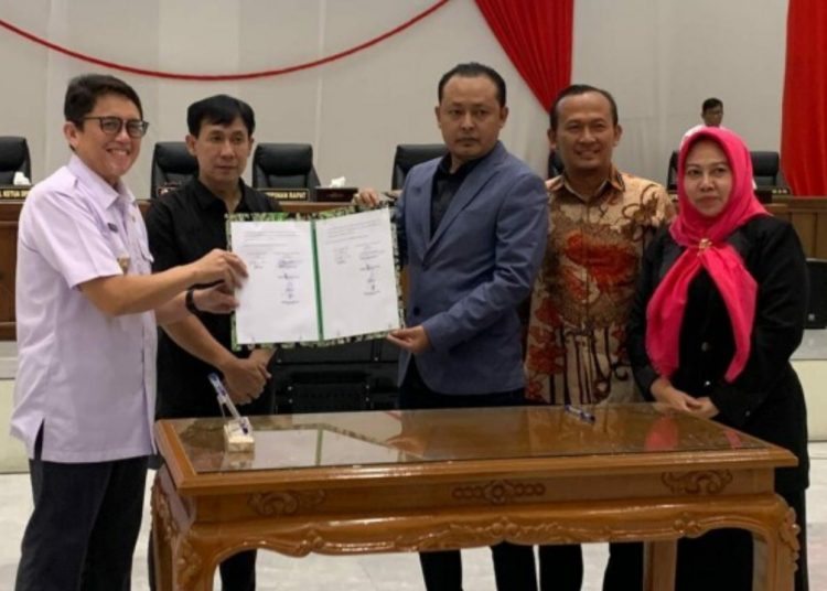 Penyerahan berita acara LKPj oleh Pj Bupati Bojonegoro Adriyanto ke pimpinan DPRD Bojonegoro.