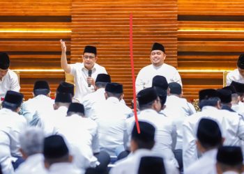 Pj Gubernur Jatim Adhy Karyono saat tausiyah dan doa bersama pada hari kedua Ramadan di gedung Negara Grahadi, Surabaya.