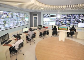 Suasana di ruang Command Center 112 yang melakukan monitoring terhadap seluruh kondisi di Kota Surabaya.