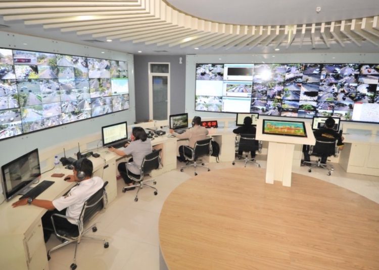 Suasana di ruang Command Center 112 yang melakukan monitoring terhadap seluruh kondisi di Kota Surabaya.