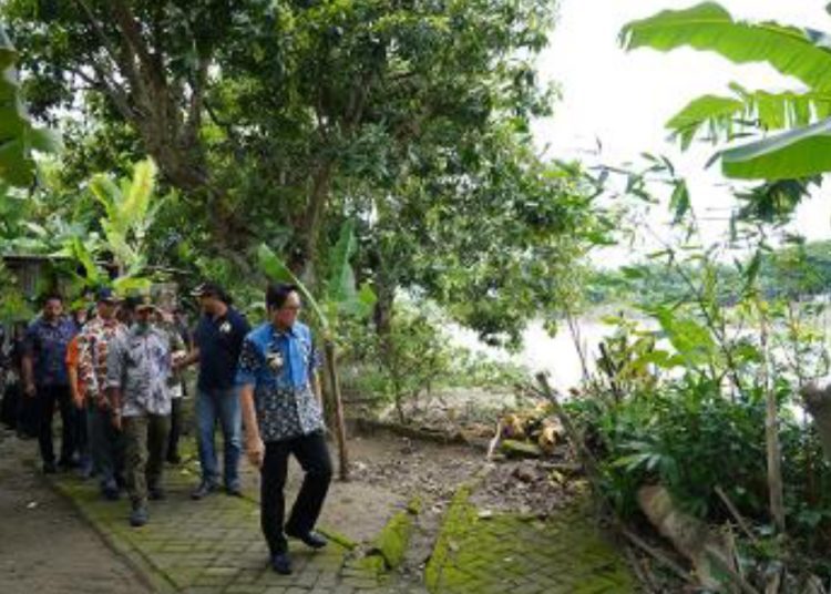 Pj Bupati Bojonegoro Adriyanto saat meninjau bantaran Bengawan Solo di Desa Sranak, Kecamatan Trucuk.