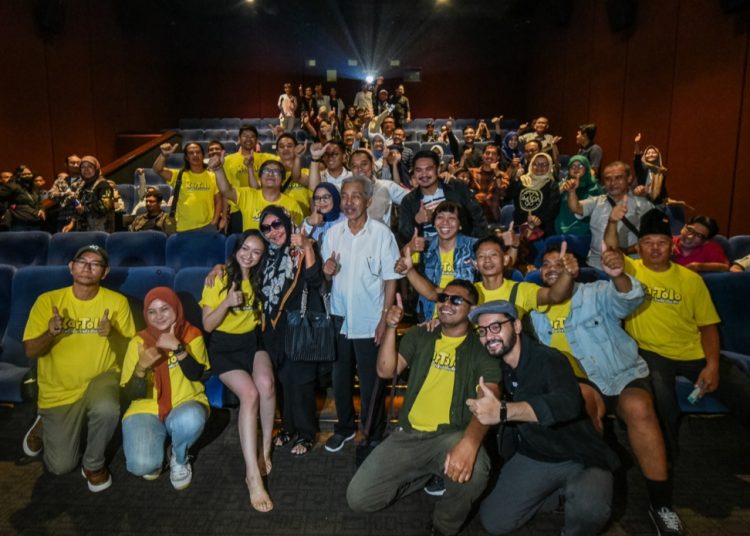 Wali Kota Surabaya Eri Cahyadi bersama istri Rini Indriyani berfoto bersama dengan penonton dan para pemain, serta kru film 'Kartolo Numpak Terang Bulan".