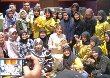 Asrilia Kurniati bersama perwakilan Karang Taruna se-Surabaya dalam launching podcast Ngobras di Hotel Mercure Surabaya Grand Mirama.