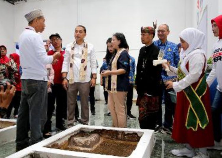 Wali Kota Surabaya Eri Cahyadi di sela meresmikan Rumah Maggot dan Eco Enzim di Jalan Kebonsari Sekolahan II nomor 2, Jambangan.