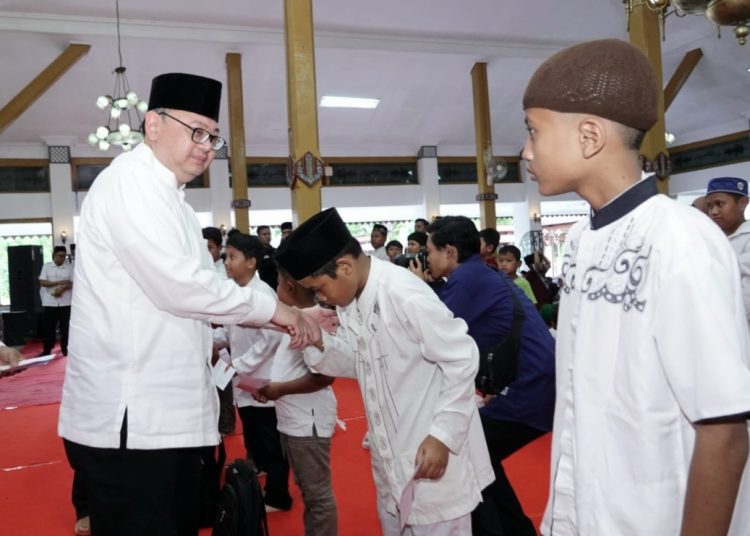 Pj Sekretaris Daerah Provinsi Jawa Timur Bobby Soemiarsono memberikan santunan kepada anak yatim dalam Safari Ramadan di Ngawi.