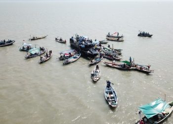 Satkopaska Koarmada II membagikan sembako kepada para nelayan di perairan Kenjeran, Surabaya.