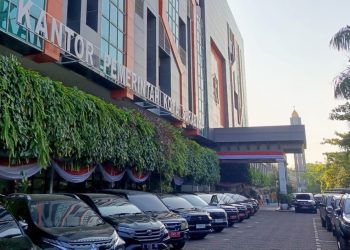 Foto ilustrasi, sejumlah mobil dinas diparkir di halaman kantor Pemkot Surabaya.
