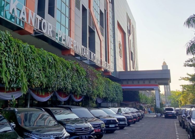 Foto ilustrasi, sejumlah mobil dinas diparkir di halaman kantor Pemkot Surabaya.