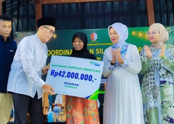 Pemberian santunan kepada masyarakat pekerja rentan, jaminan kematian kepada ahli waris dalam kegiatan Rapat Koordinasi Desa dan Silaturahmi Ramadan bersama kepala desa/kelurahan se-Kabupaten Bojonegoro.