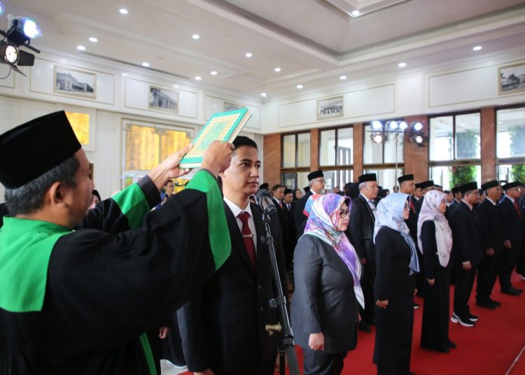 Pengambilan sumpah jabatan dalam pelantikan di lobby lantai dua Balai Kota Surabaya.