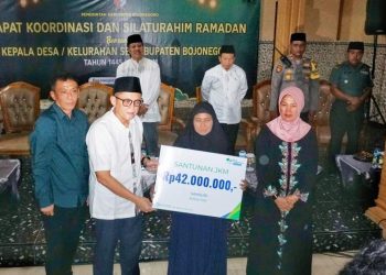 Penyerahan uang santunan Rp 42 juta kepada Ibu Samsuri di sela Rapat Koordinasi dan Silaturahim dengan Desa/Kelurahan di Bojonegoro Zona 4 yang digelar di Balai Desa Temayang, Kecamatan Temayang.