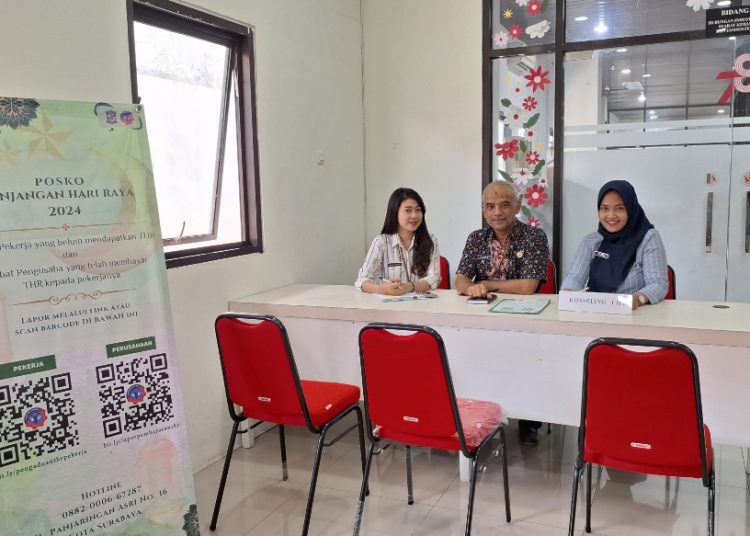 Posko pengaduan THR di kantor Disperinaker Jalan Penjaringan Asri nomor 36 Surabaya.