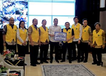 Penyerahan secara simbolis bantuan paket sembako dari Yayasan Bhakti Persatuan Berikan ke Pemkot Surabaya.