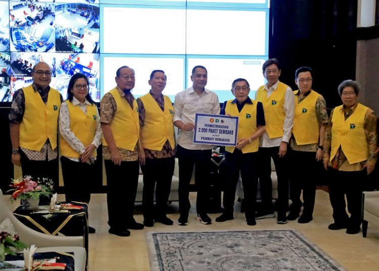 Penyerahan secara simbolis bantuan paket sembako dari Yayasan Bhakti Persatuan Berikan ke Pemkot Surabaya.