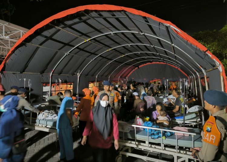 Pendirian tenda pengungsi di IGD pengungsi RS Unair Surabaya.