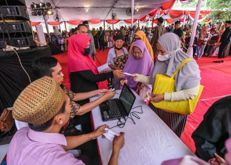 Penyaluran Zakat, Infaq dan Shadaqah kepada ribuan anak yatim serta keluarga miskin di Taman Surya.
