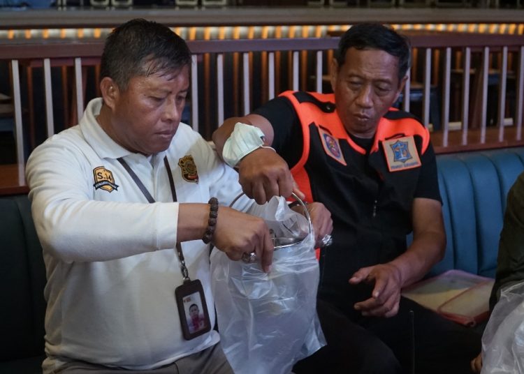 Personel Satpol PP Surabaya mengamankan minuman beralkohol dari salah satu kelab malam di Surabaya.