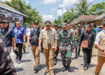 Gubernur Jawa Timur Adhy Karyono saat meninjau dampak gempa bumi di Pulau Bawean, Kabupaten Gresik.
