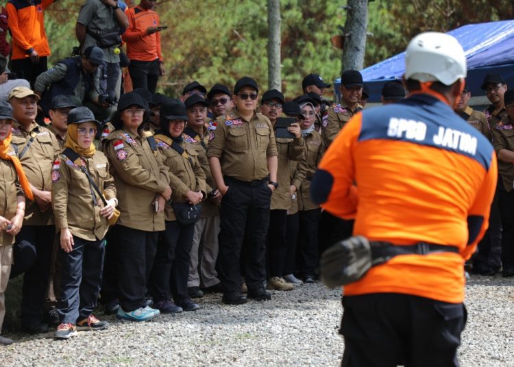 Pj Gubernur Jatim Adhy Karyono dalam salah satu kegiatan bersama Tagana.