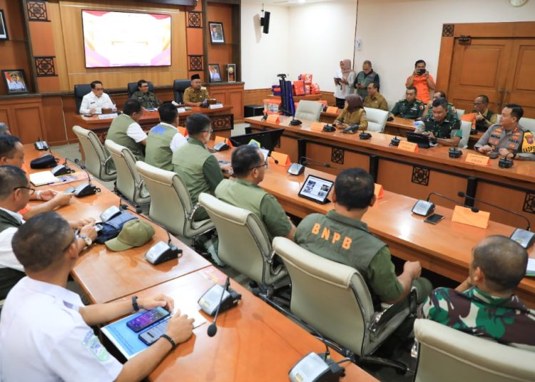 Suasana Rapat Koordinasi Tanggap Bencana Pasca Gempa Tuban di kantor bupati Gresik.