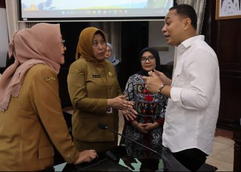 Wali Kota Surabaya Eri Cahyadi bersama Kepala Dinas Kesehatan Nanik Sukristina.