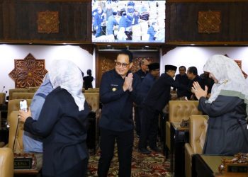 Pj Gubernur Jatim Adhy Karyono saat di gedung DPRD Jatim.