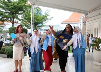 Tim UNICEF di sela kunjungan di Alun-Alun Surabaya.