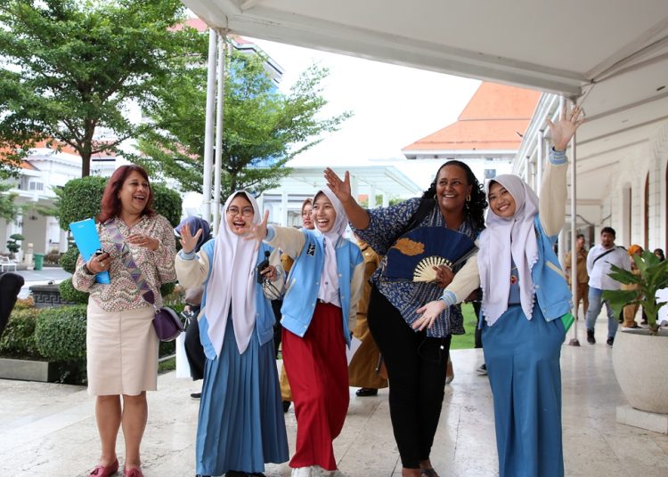 Tim UNICEF di sela kunjungan di Alun-Alun Surabaya.