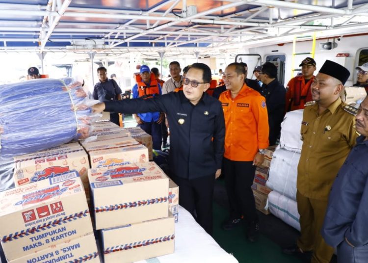 Pj Gubernur Jawa Timur Adhy Karyono melepas bantuan Pemerintah Provinsi Jawa Timur ke Pulau Bawean, Kabupaten Gresik.