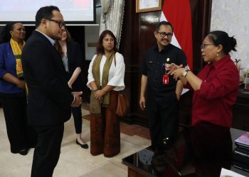 Sekretaris Daerah Surabaya Ikhsan saat menerima kunjungan tim Child Friendly Cities Initiative UNICEF di Balai Kota.