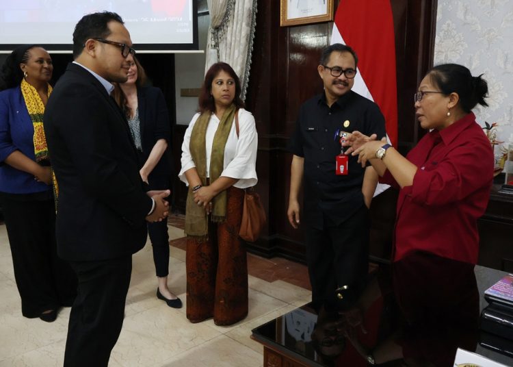 Sekretaris Daerah Surabaya Ikhsan saat menerima kunjungan tim Child Friendly Cities Initiative UNICEF di Balai Kota.