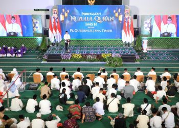 Peringatan Nuzulul Quran di Masjid Raya Islamic Centre, Surabaya.