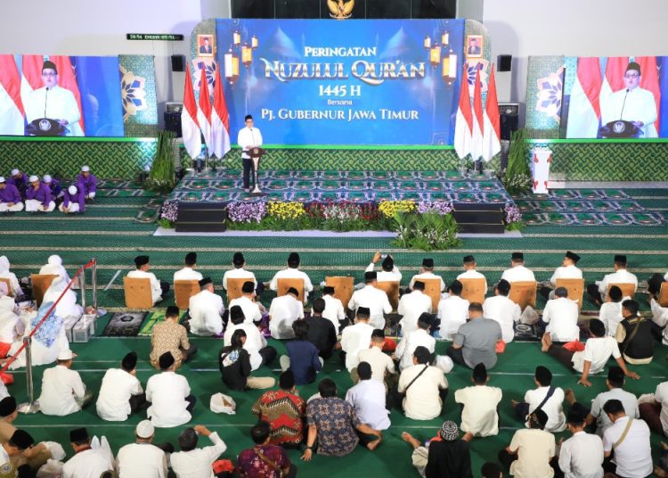 Peringatan Nuzulul Quran di Masjid Raya Islamic Centre, Surabaya.