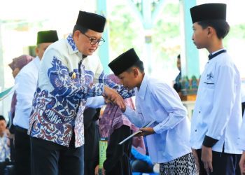 Pemberian santunan kepada anak yatim dalam Safari Ramadan yang digelar di Pendopo Muda Graha Kabupaten Madiun.