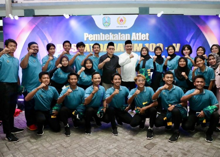 Pj Gubernur Jatim Adhy Karyono berfoto bersama di sela pembekalan atlet Jatim yang akan berlaga di PON XXI dalam Pembinaan Puslatda Jatim 100-V Persiapan PON XXI/2024 Aceh-Sumatera Utara.