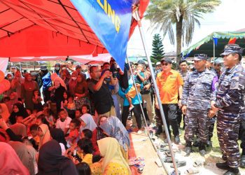 Pj Gubernur Jawa Timur Adhy Karyono dan Kepala Staf Angkatan Laut (KSAL) Laksamana TNI Muhammad Ali dalam  Bakti Sosial dan Bakti Kesehatan untuk warga korban gempa di Pulau Bawean Kabupaten Gresik.