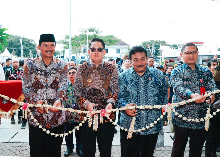 Penjabat Gubernur Jawa Timur Adhy Karyono saat membuka acara Lomba Kompetensi Siswa di GOR Kota Madiun.