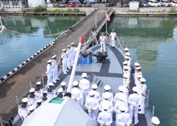 Serah terima jabatan di geladak haluan KRI Singa-651 yang sandar di Dermaga “J” Koarmada II Surabaya.